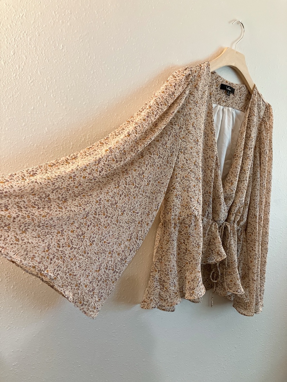 LULU’s Bell-Sleeve Floral V-Neck Peplum Wrap Blouse Shirt Top Cropped Medium - Picture 4 of 12